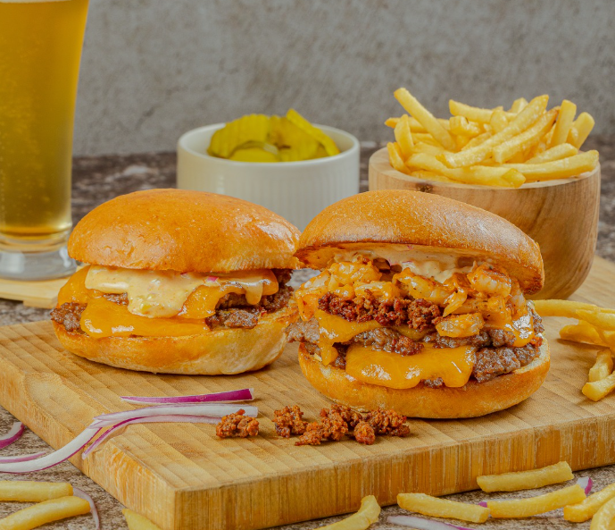 Burgers de Tagers con queso fundido y salsa de la casa sobre tabla de madera