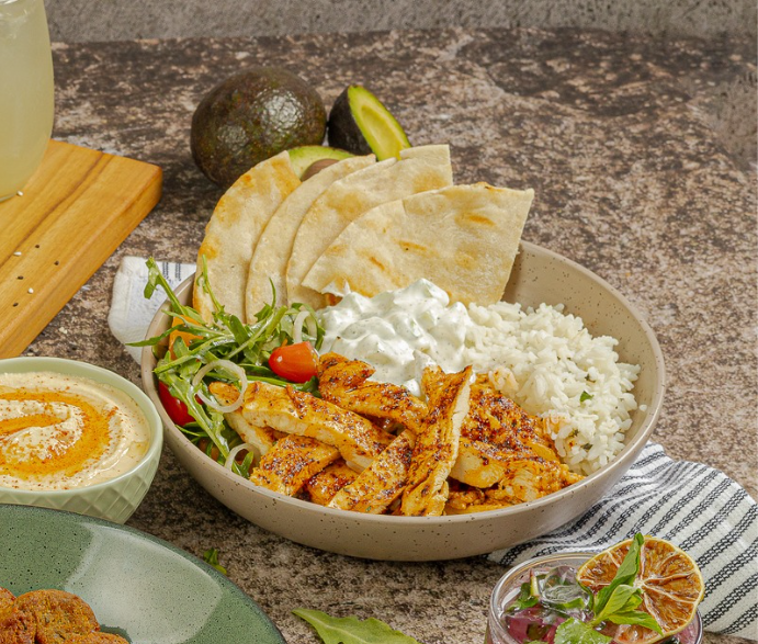 Bowl de Tagers con pollo asado, arroz, jocoque, ensalada y pan pita