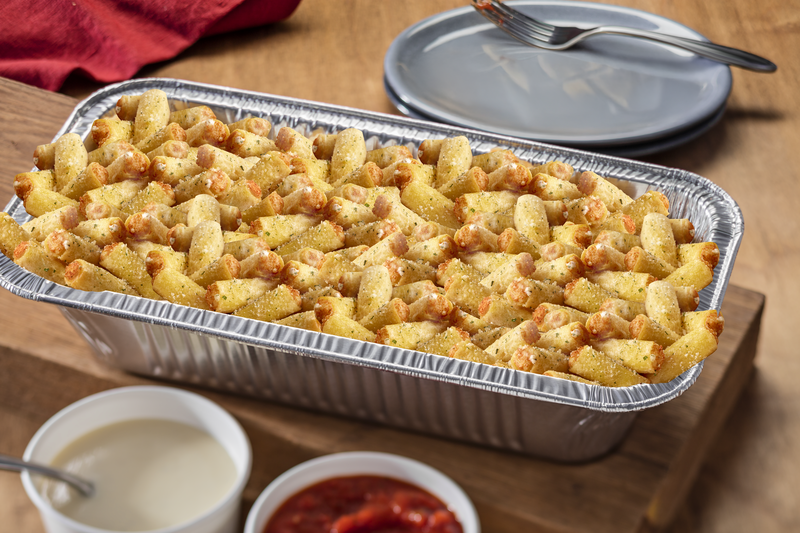 Bandeja de Ziti Fritta dorado con salsas Alfredo y marinara para mojar