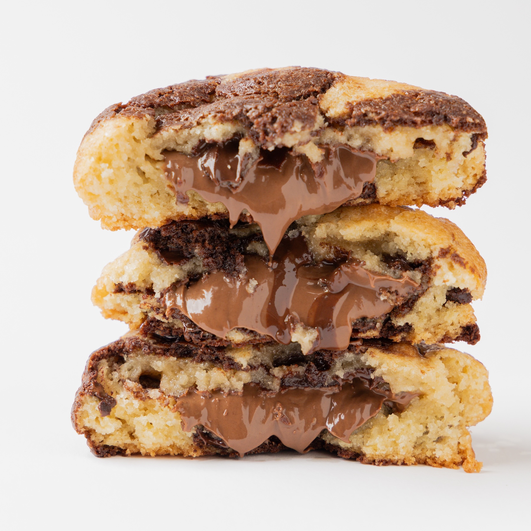 Nutella Cookie apilada y partida con Nutella derretida en el centro