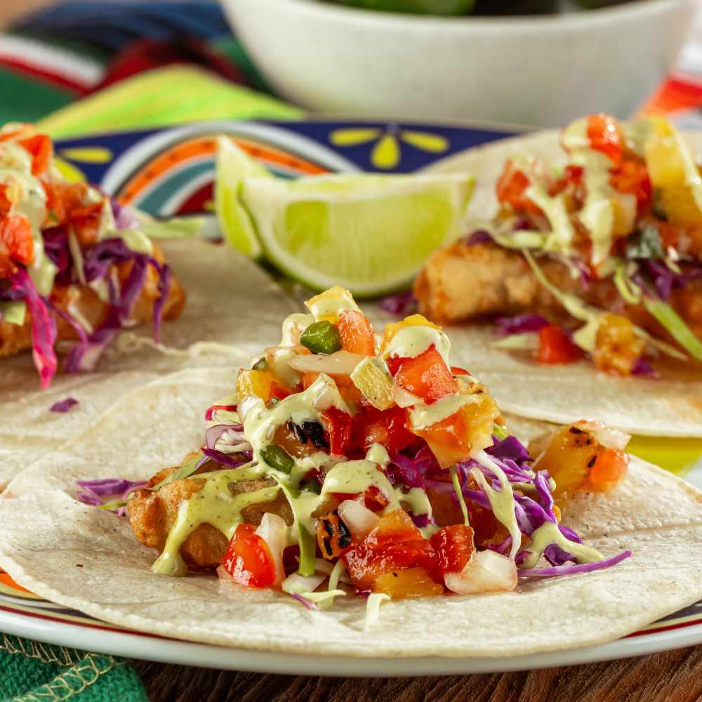 Tacos de pescado estilo Baja con pico de gallo y repollo morado