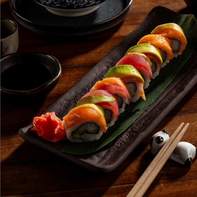 Roll Arco Iris cubierto de salmón, atún y aguacate