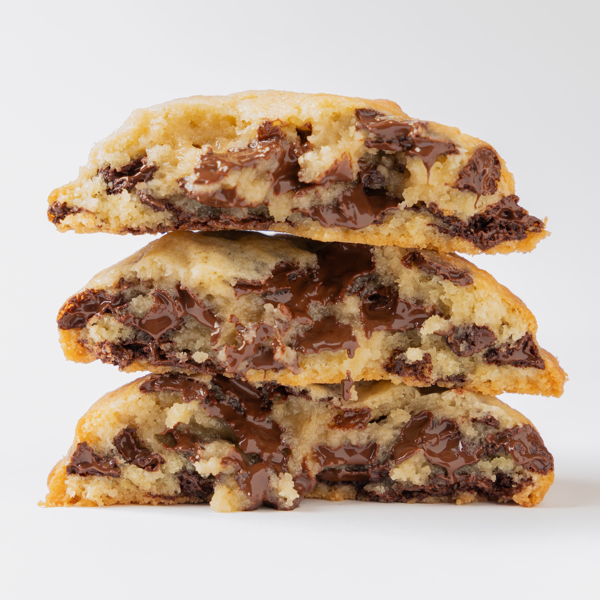 Chocolate Chip Cookie apilada con trozos grandes de chocolate