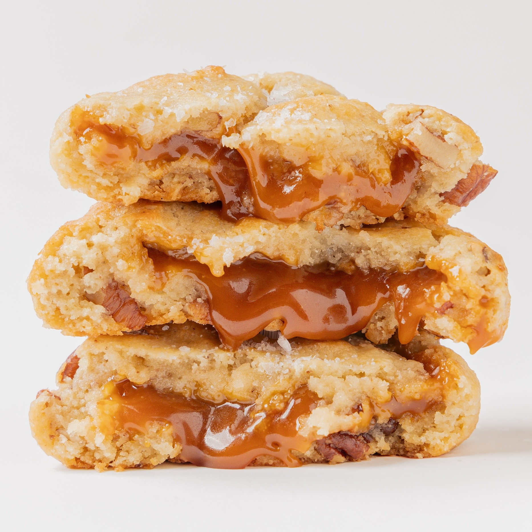 Salted Caramel Pecan Cookie partida con caramelo saliendo del centro