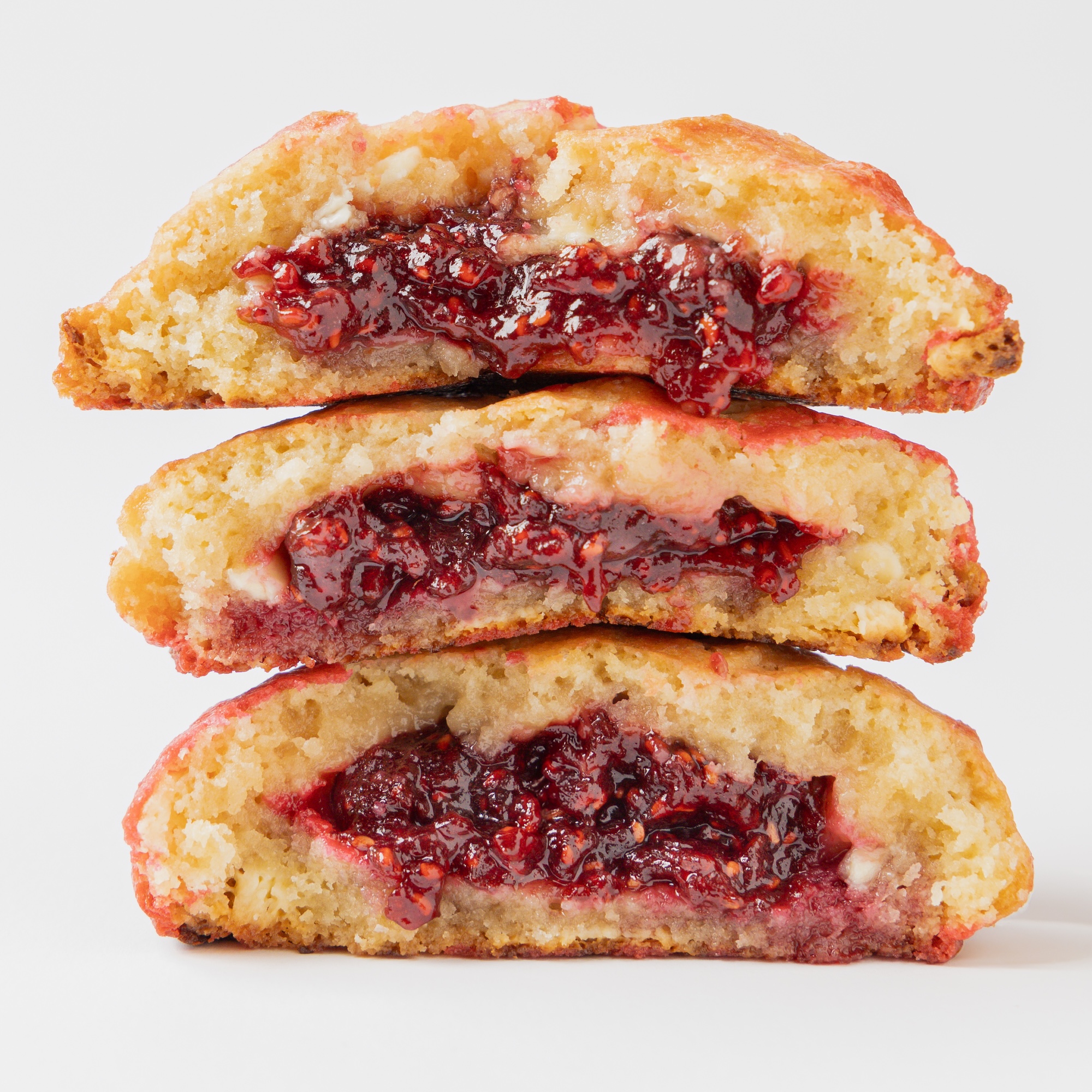 Raspberry White Chocolate Cookie partida con relleno de frambuesa