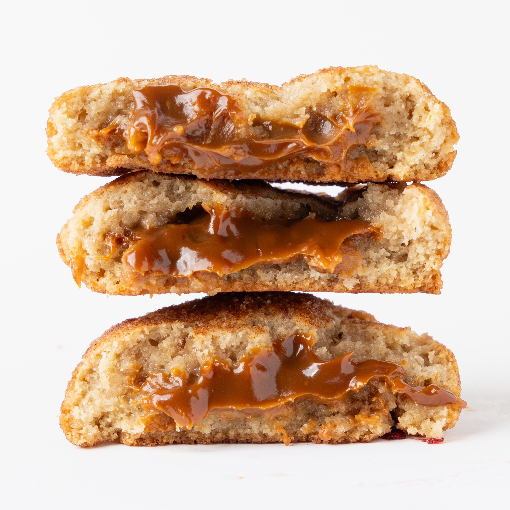 Churro Cookie partida con relleno de caramelo