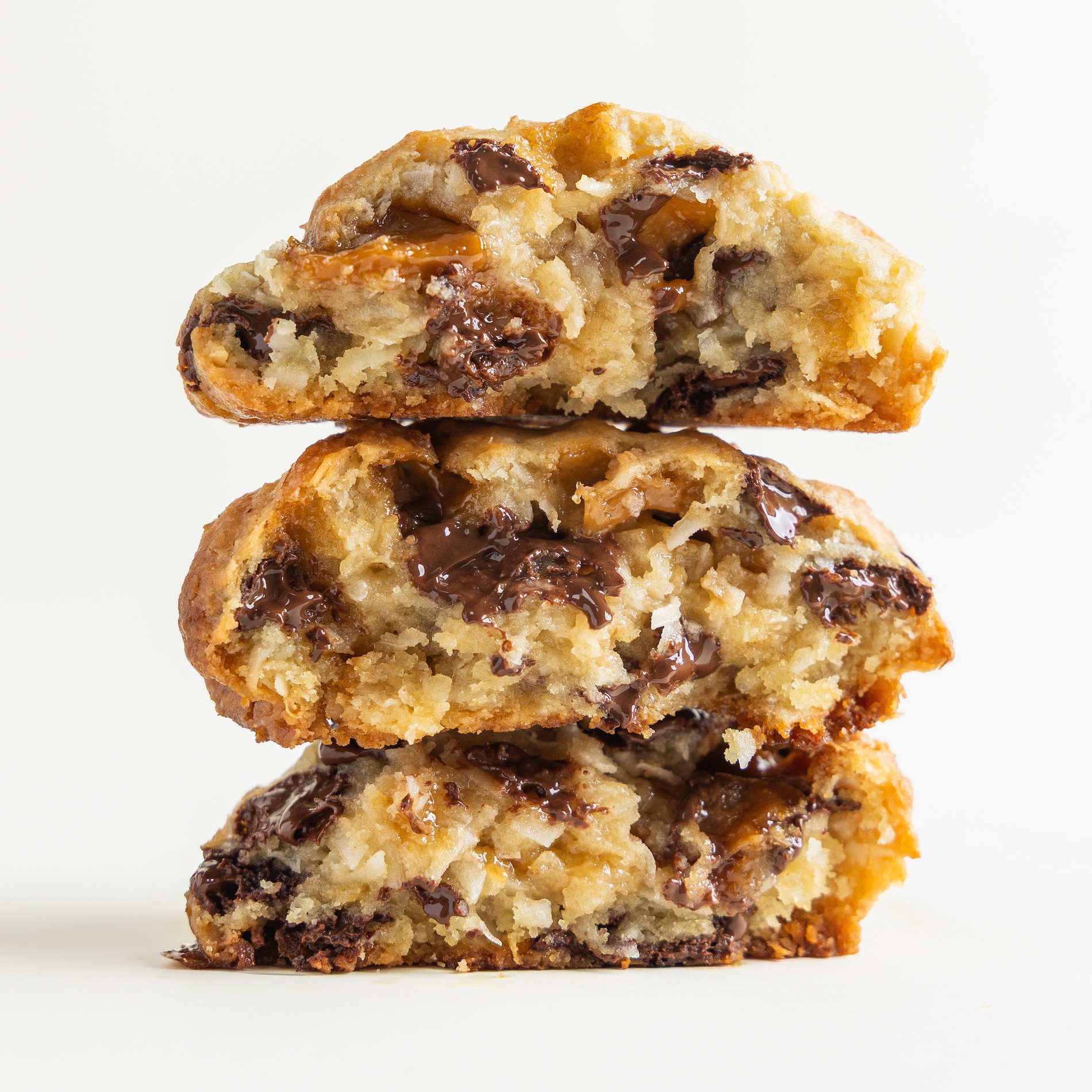 Coconut Toffee Chocolate Chip Cookie apilada con chocolate y coco