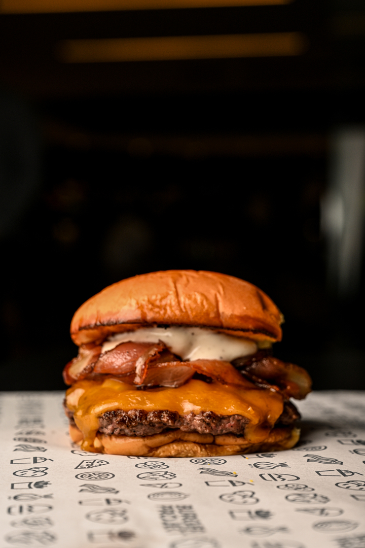 Bacon & Truffle Burger de Burger Project con doble queso cheddar y tocineta