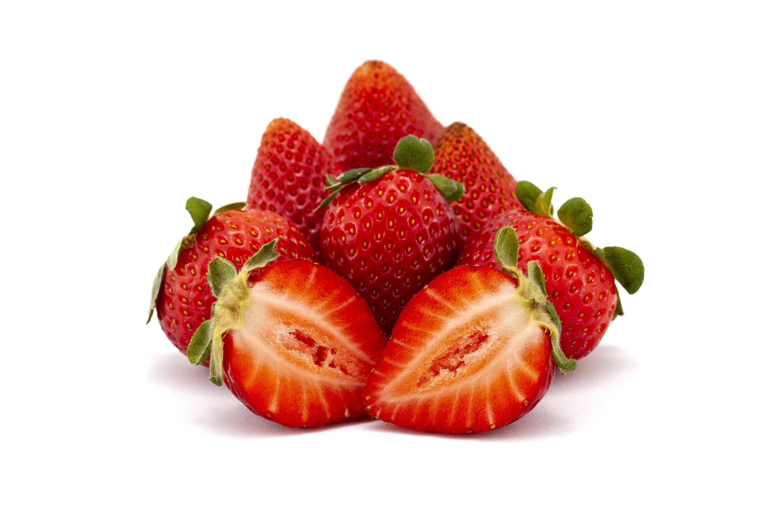 Fresas frescas enteras y en mitades
