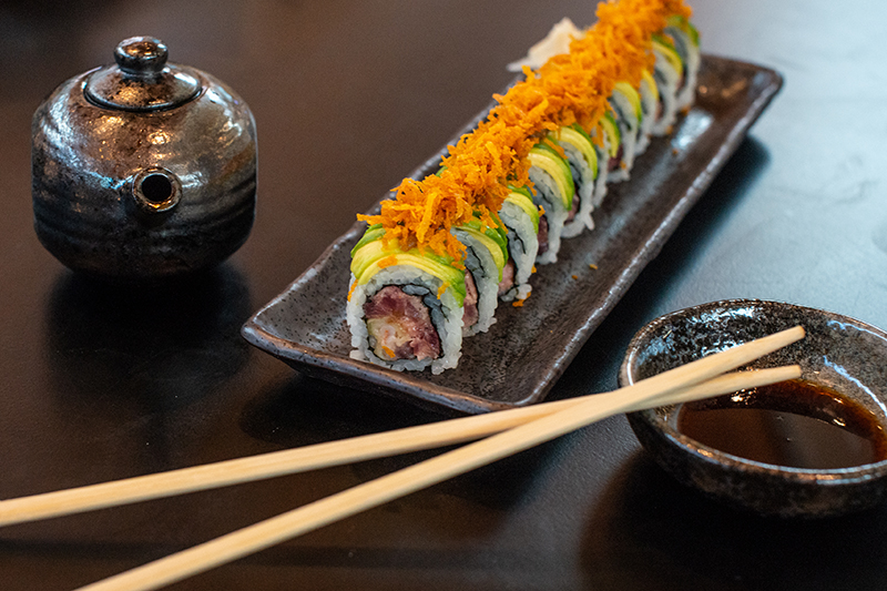 Balthazar roll de Bruttito con topping crujiente, servido con salsa de soya y palillos